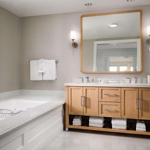 Junior King Oceanfront Cottage Suite